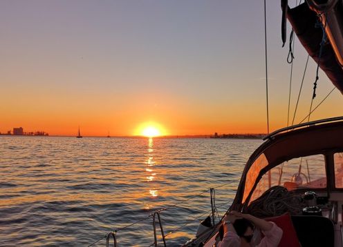 El mejor recorrido al atardecer en Lisboa en un yate de lujo. Lisboa, PORTUGAL